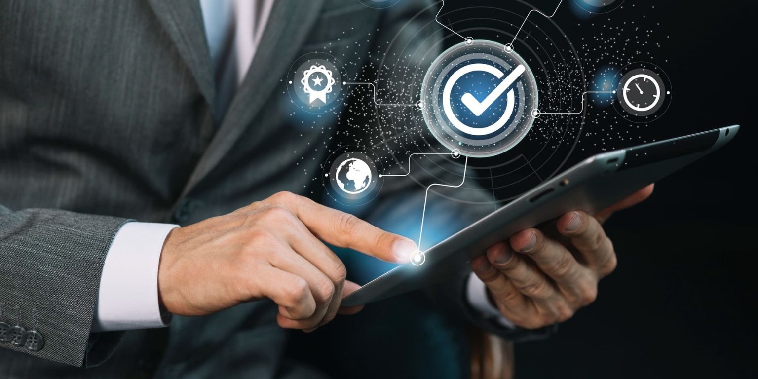 homem realizando verificação de duas etapas na polarium broker